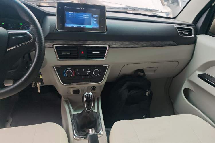 Used Jinbei New Hiace X30L 2024 Wealth Edition Passenger Vehicle 5/6/7 Seater Audio And AC Panel