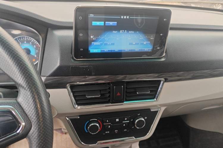 Used Jinbei New Hiace X30L 2024 Wealth Edition Passenger Van 5/6/7 Seater Front-Mounted Air Conditioning Audio And AC Panel