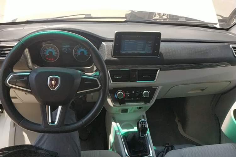 Used Jinbei New Hiace X30L 2024 Wealth Edition Van 2/5 Seats Front-Mounted Air Conditioning Center Console