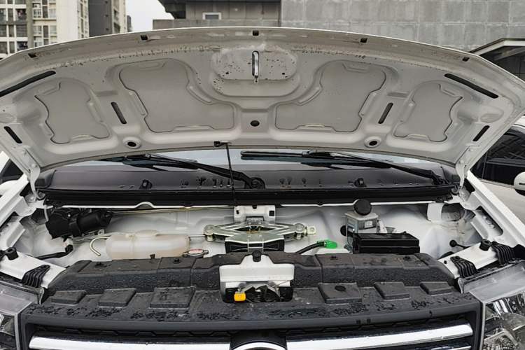 Used Jinbei New Hiace X30L 2024 Wealth Edition Passenger Van 5/6/7 Seater Front-Mounted Air Conditioning Engine Bay