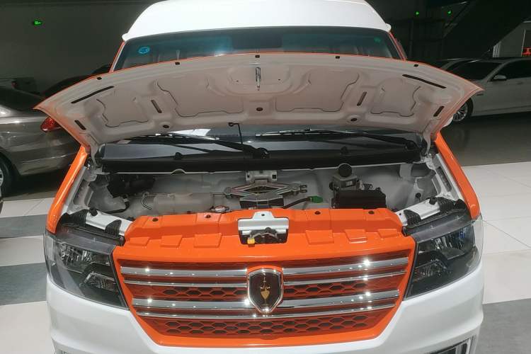 Used Jinbei New Hiace X30L 2024 Wealth Edition Passenger Vehicle 5/6/7 Seater Engine Bay