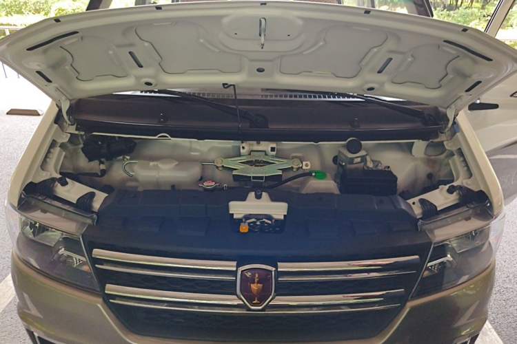 Used Jinbei New Hiace X30L 2024 Wealth Edition Passenger Van 5/6/7 Seater Front-Mounted Air Conditioning Engine Bay