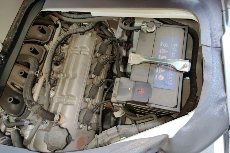 Used Jinbei New Hiace X30L 2024 Wealth Edition Passenger Vehicle 5/6/7 Seater Engine Bay