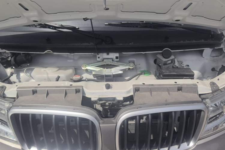 Used Jinbei New Hiace X30L 2024 Champion Edition Passenger Vehicle 5/6/7 Seats Engine Bay