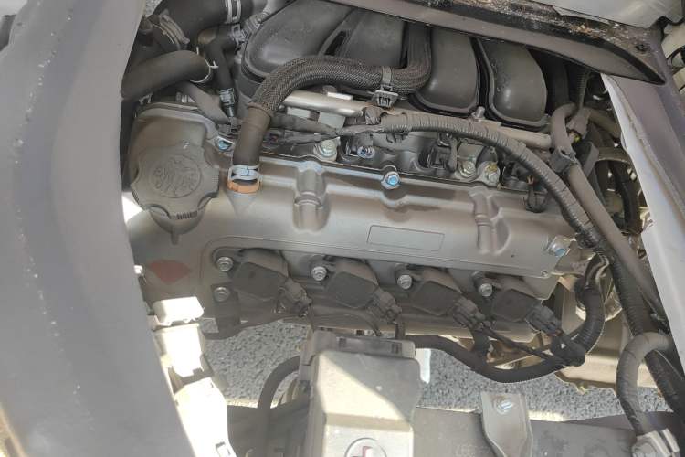 Used Jinbei New Hiace X30L 2024 Wealth Edition Passenger Van 5/6/7 Seater Front-Mounted Air Conditioning Engine Bay
