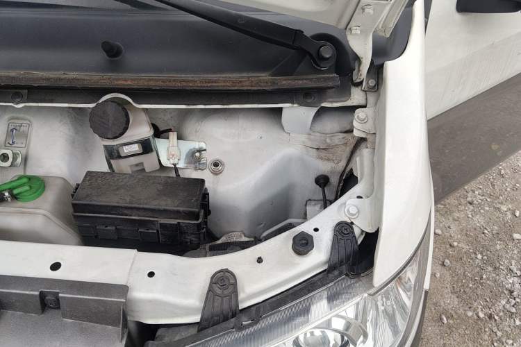 Used Jinbei New Hiace X30L 2024 Champion Edition Passenger Vehicle 5/6/7 Seats Engine Bay Left