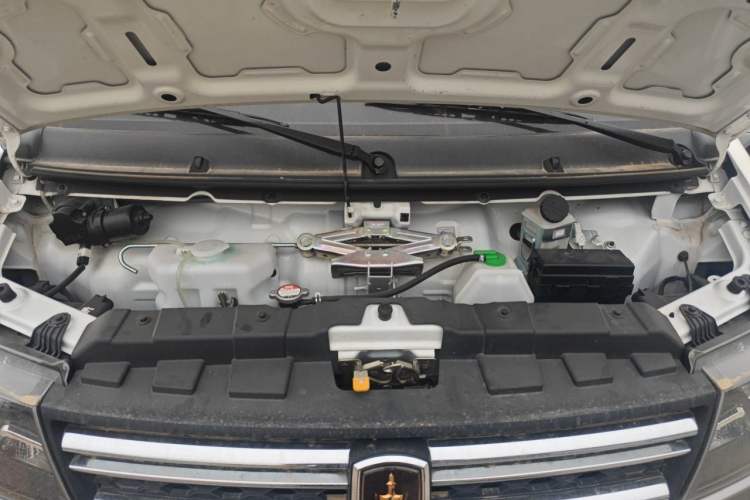 Used Jinbei New Hiace X30L 2024 Wealth Edition Passenger Van 5/6/7 Seater Front-Mounted Air Conditioning Engine Bay