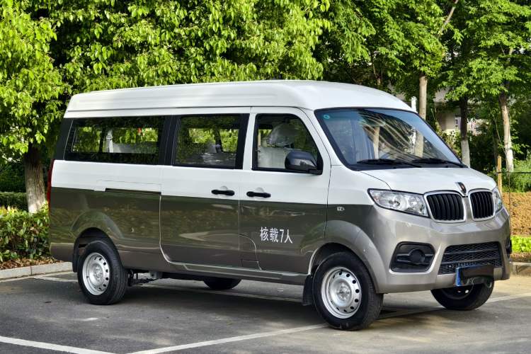 Used Jinbei New Hiace X30L 2024 Champion Edition Passenger Vehicle 5/6/7 Seats Exterior 2