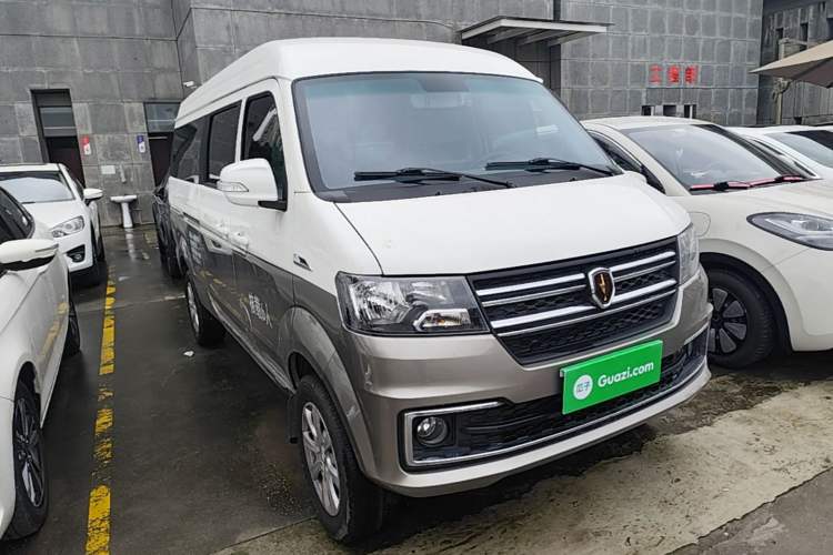 Used Jinbei New Hiace X30L 2024 Wealth Edition Passenger Van 5/6/7 Seater Front-Mounted Air Conditioning Front Right 45 Deg