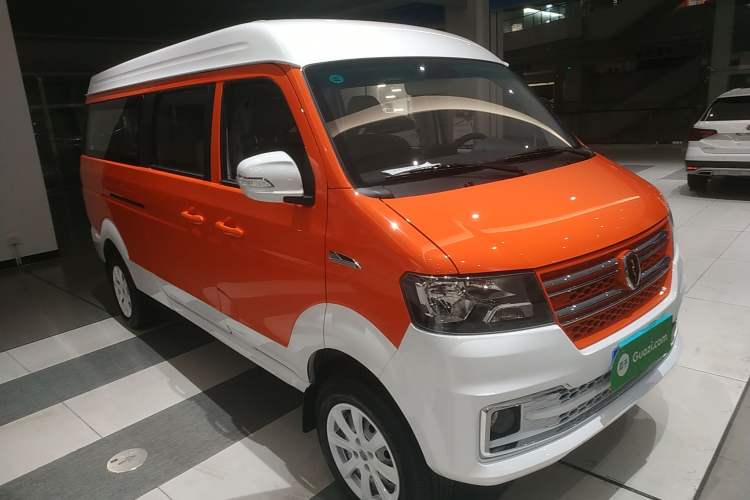 Used Jinbei New Hiace X30L 2024 Wealth Edition Passenger Vehicle 5/6/7 Seater Front Right 45 Deg
