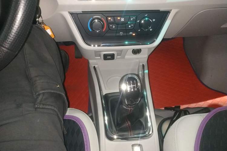Used Jinbei New Hiace X30L 2024 Wealth Edition Passenger Vehicle 5/6/7 Seater Gear Lever