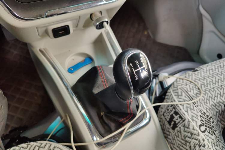 Used Jinbei New Hiace X30L 2024 Wealth Edition Passenger Vehicle 5/6/7 Seater Gear Lever