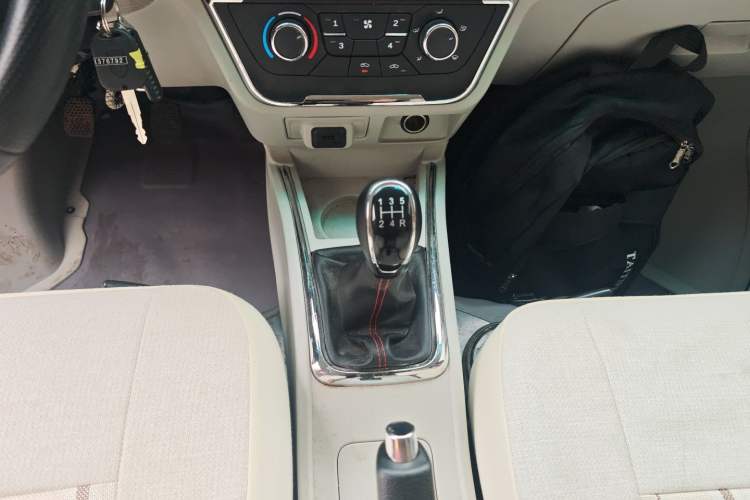 Used Jinbei New Hiace X30L 2024 Wealth Edition Passenger Vehicle 5/6/7 Seater Gear Lever