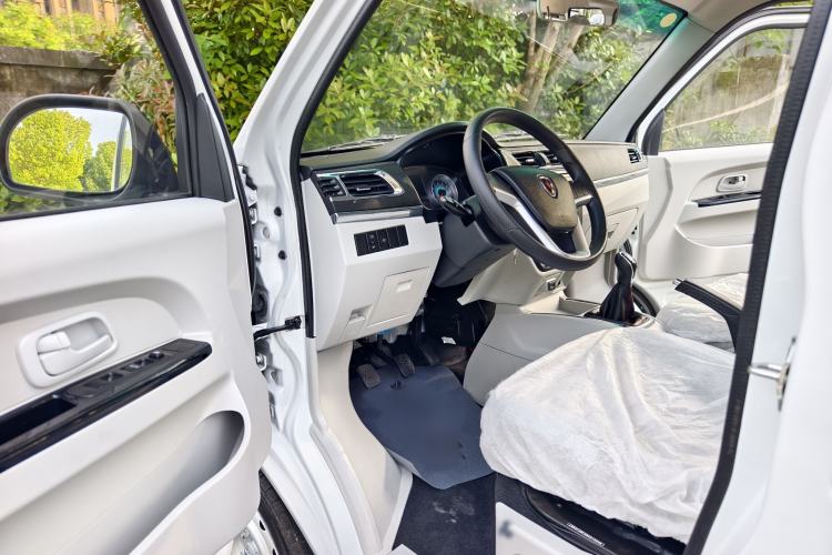 Used Jinbei New Hiace X30L 2024 Champion Edition Passenger Vehicle 5/6/7 Seats Interior 1