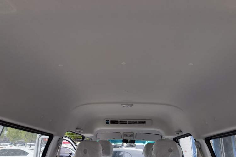 Used Jinbei New Hiace X30L 2024 Wealth Edition Passenger Van 5/6/7 Seater Front-Mounted Air Conditioning Interior 8