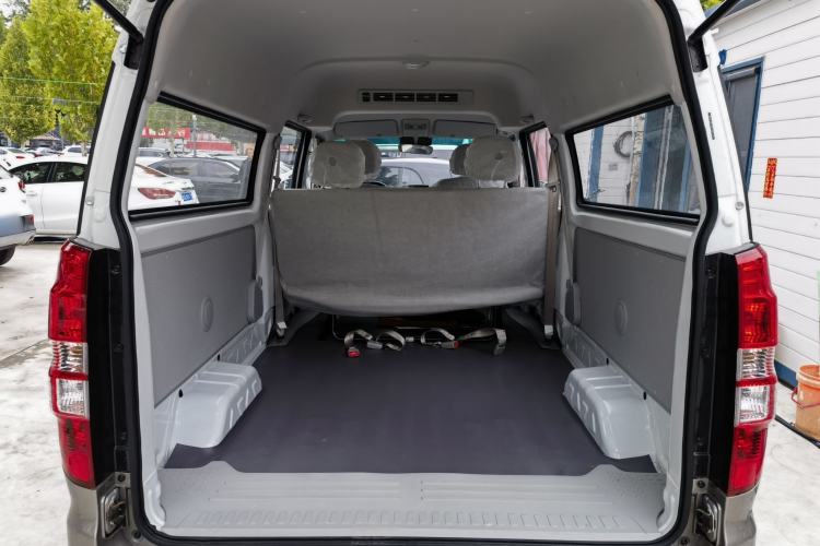 Used Jinbei New Hiace X30L 2024 Wealth Edition Passenger Van 5/6/7 Seater Front-Mounted Air Conditioning Interior 9