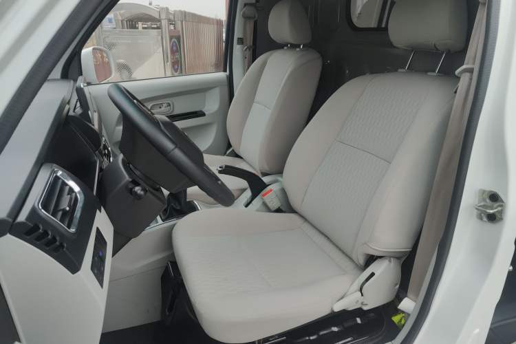 Used Jinbei New Hiace X30L 2024 Champion Edition Van 2/5 Seats Front-Mounted Air Conditioning Left Front Seat