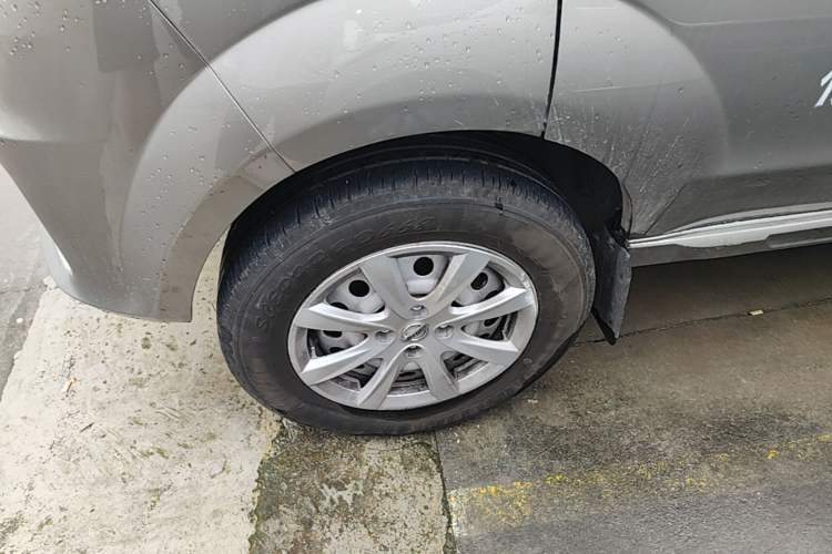 Used Jinbei New Hiace X30L 2024 Wealth Edition Passenger Van 5/6/7 Seater Front-Mounted Air Conditioning Left Front Wheel Hub