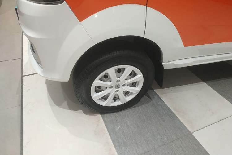 Used Jinbei New Hiace X30L 2024 Wealth Edition Passenger Vehicle 5/6/7 Seater Left Front Wheel Hub