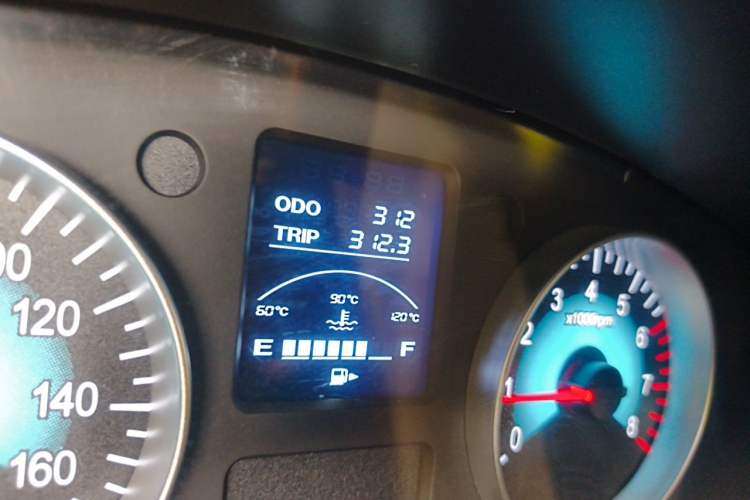 Used Jinbei New Hiace X30L 2024 Wealth Edition Passenger Van 5/6/7 Seater Front-Mounted Air Conditioning Odometer Close Up