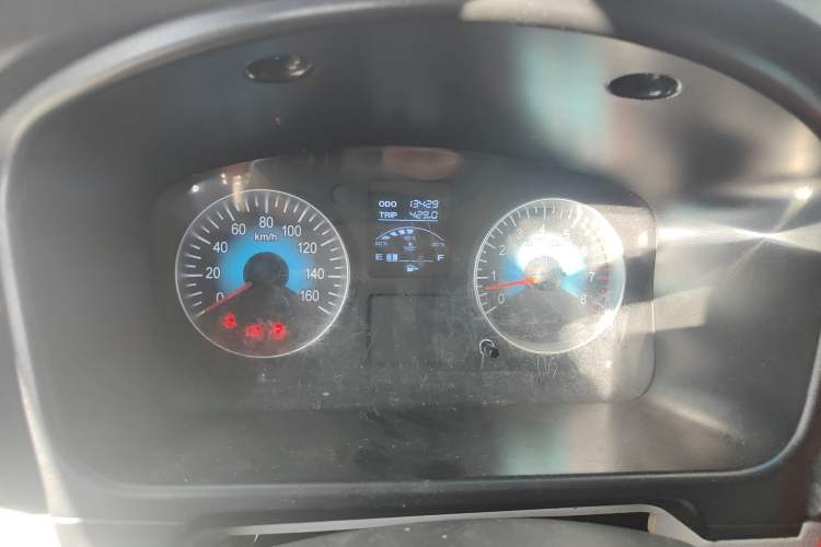 Used Jinbei New Hiace X30L 2024 Wealth Edition Passenger Van 5/6/7 Seater Front-Mounted Air Conditioning Odometer Close Up