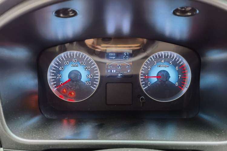 Used Jinbei New Hiace X30L 2024 Wealth Edition Passenger Van 5/6/7 Seater Front-Mounted Air Conditioning Odometer Close Up