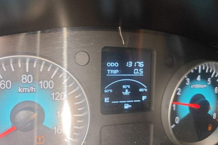 Used Jinbei New Hiace X30L 2024 Wealth Edition Passenger Van 5/6/7 Seater Front-Mounted Air Conditioning Odometer Close Up