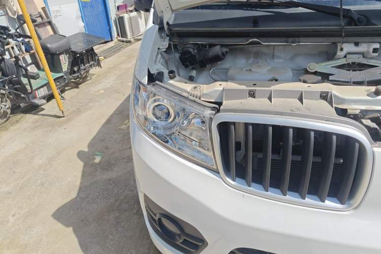 Used Jinbei New Hiace X30L 2024 Champion Edition Coach 5/6/7-Seater with Central Air Conditioning Right Front Headlight