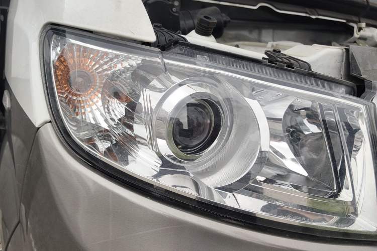 Used Jinbei New Hiace X30L 2024 Champion Edition Passenger Vehicle 5/6/7 Seats Right Front Headlight