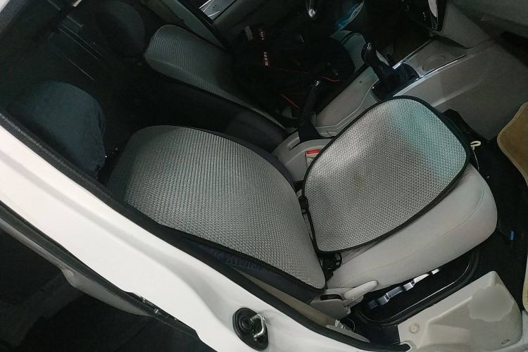 Used Jinbei New Hiace X30L 2024 Champion Edition Van 2/5 Seats Front-Mounted Air Conditioning Right Front Seat