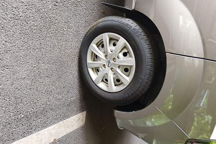 Used Jinbei New Hiace X30L 2024 Wealth Edition Passenger Van 5/6/7 Seater Front-Mounted Air Conditioning Right Front Wheel Hub