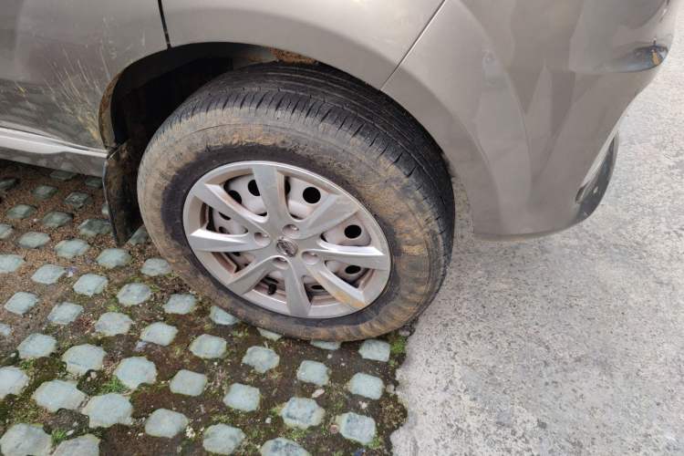 Used Jinbei New Hiace X30L 2024 Wealth Edition Passenger Vehicle 5/6/7 Seater Right Front Wheel Hub