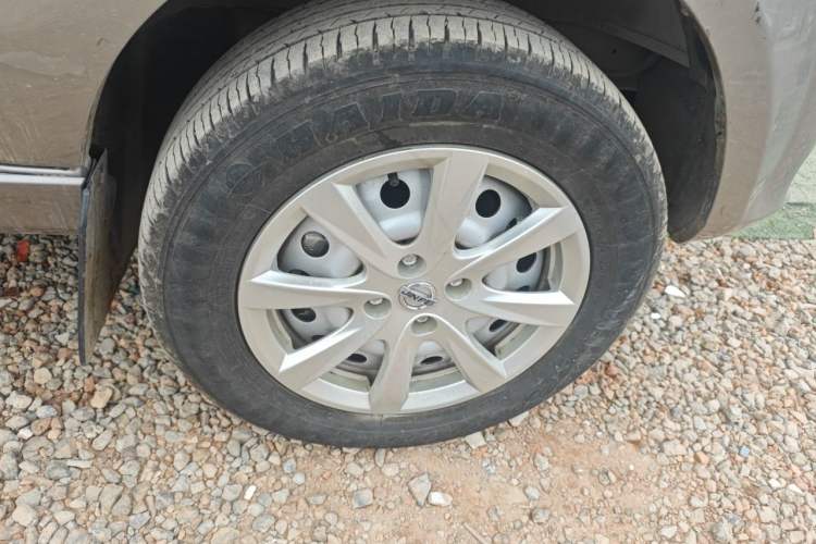 Used Jinbei New Hiace X30L 2024 Wealth Edition Passenger Van 5/6/7 Seater Front-Mounted Air Conditioning Right Front Wheel Hub