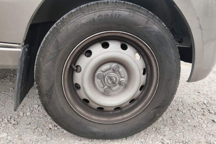 Used Jinbei New Hiace X30L 2024 Champion Edition Passenger Vehicle 5/6/7 Seats Right Front Wheel Hub