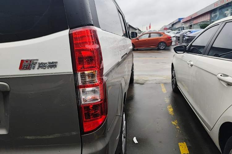Used Jinbei New Hiace X30L 2024 Wealth Edition Passenger Van 5/6/7 Seater Front-Mounted Air Conditioning Right Rear Taillight