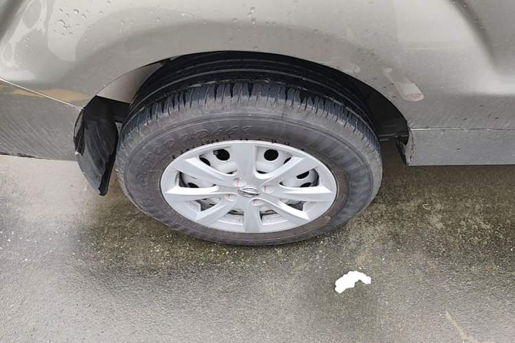 Used Jinbei New Hiace X30L 2024 Wealth Edition Passenger Van 5/6/7 Seater Front-Mounted Air Conditioning Right Rear Wheel Hub