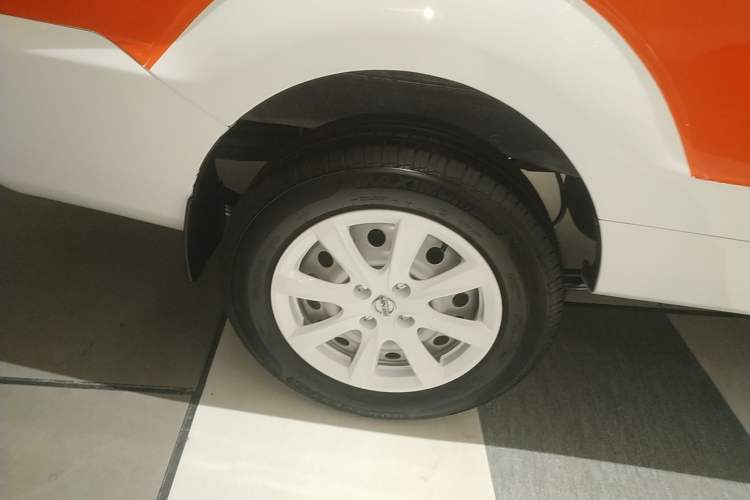 Used Jinbei New Hiace X30L 2024 Wealth Edition Passenger Vehicle 5/6/7 Seater Right Rear Wheel Hub