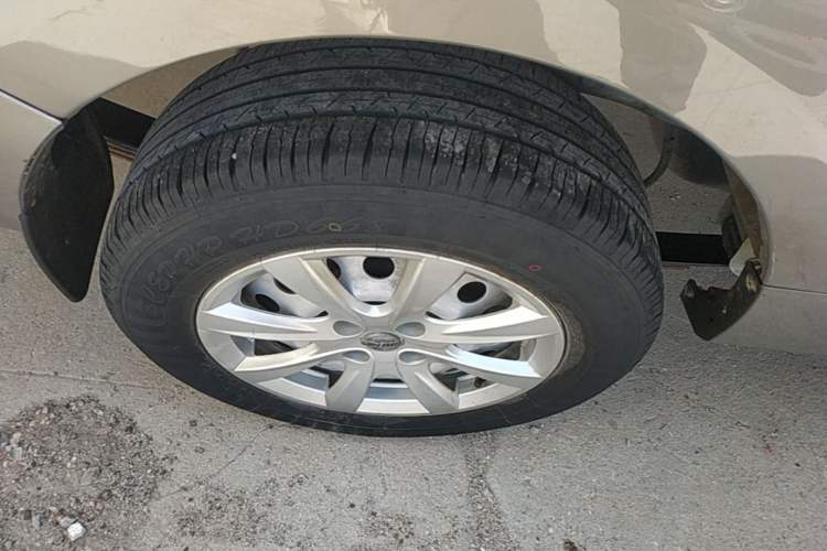 Used Jinbei New Hiace X30L 2024 Wealth Edition Van 2/5 Seats Front-Mounted Air Conditioning Right Rear Wheel Hub