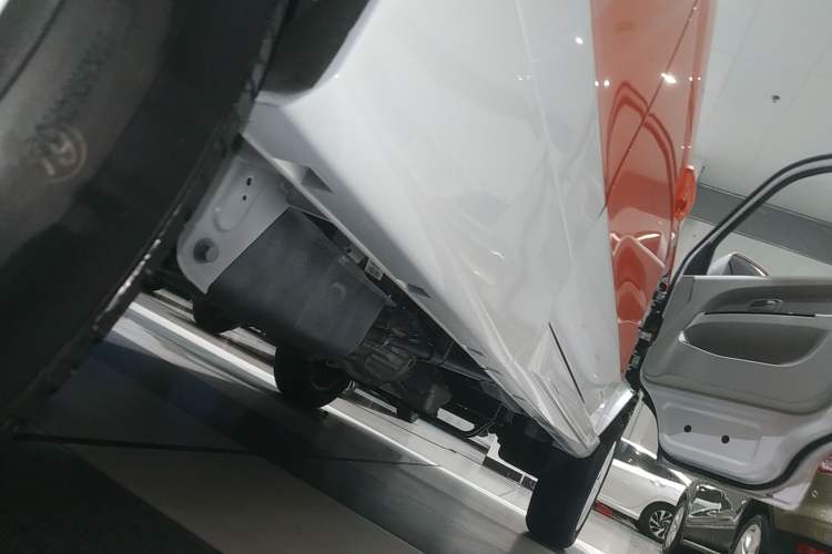 Used Jinbei New Hiace X30L 2024 Wealth Edition Passenger Vehicle 5/6/7 Seater Right Side Sill