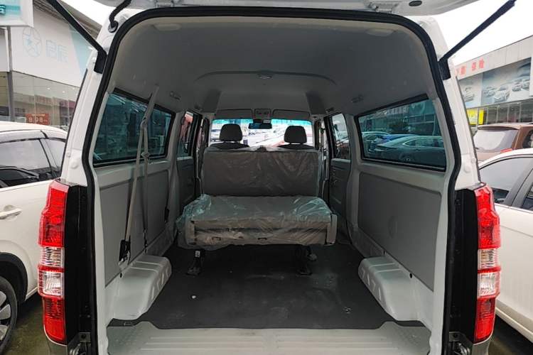Used Jinbei New Hiace X30L 2024 Wealth Edition Passenger Van 5/6/7 Seater Front-Mounted Air Conditioning Trunk