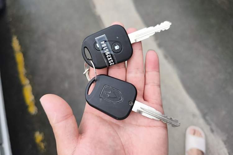 Used Jinbei New Hiace X30L 2024 Wealth Edition Passenger Van 5/6/7 Seater Front-Mounted Air Conditioning Vehicle Key