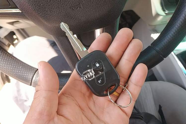 Used Jinbei New Hiace X30L 2024 Wealth Edition Van 2/5 Seats Front-Mounted Air Conditioning Vehicle Key
