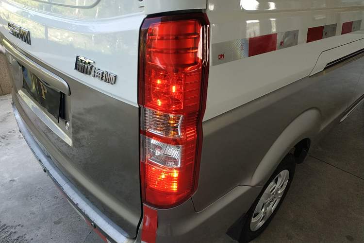 Used Jinbei New Hiace X30L CNG 2021 1.5L Natural Gas Wealth Single-Steaming Air-Conditioned Van SWCC15M Exterior 6