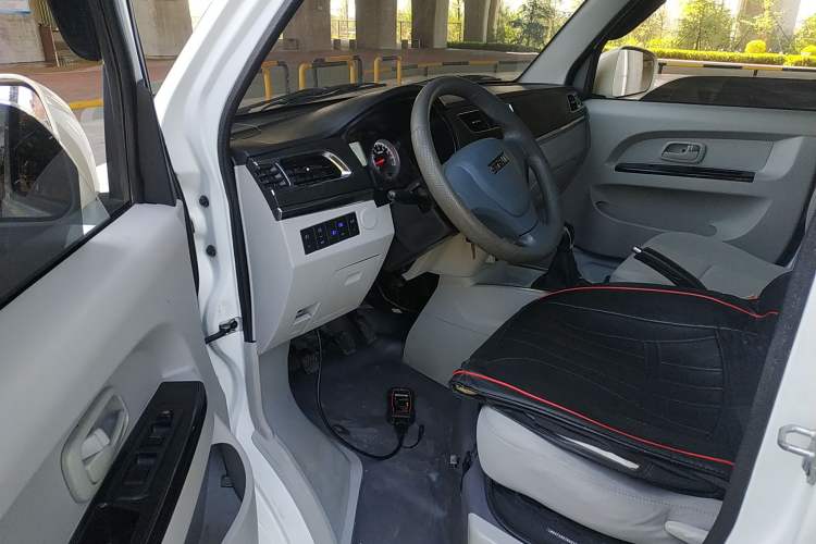 Used Jinbei New Hiace X30L CNG 2021 1.5L Natural Gas Wealth Single-Steaming Air-Conditioned Van SWCC15M Interior 3