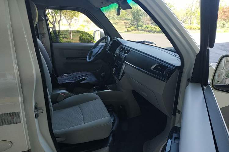 Used Jinbei New Hiace X30L CNG 2021 1.5L Natural Gas Wealth Single-Steaming Air-Conditioned Van SWCC15M Right Front Seat