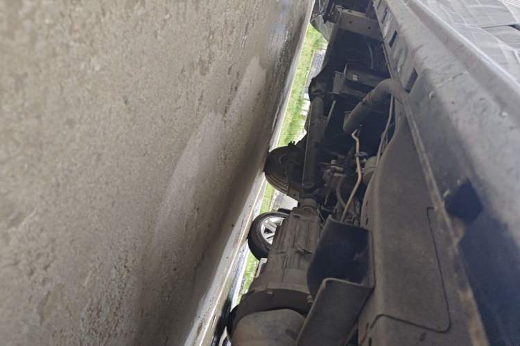 Used Jinbei New Hiace X30L CNG  Chassis Front Right