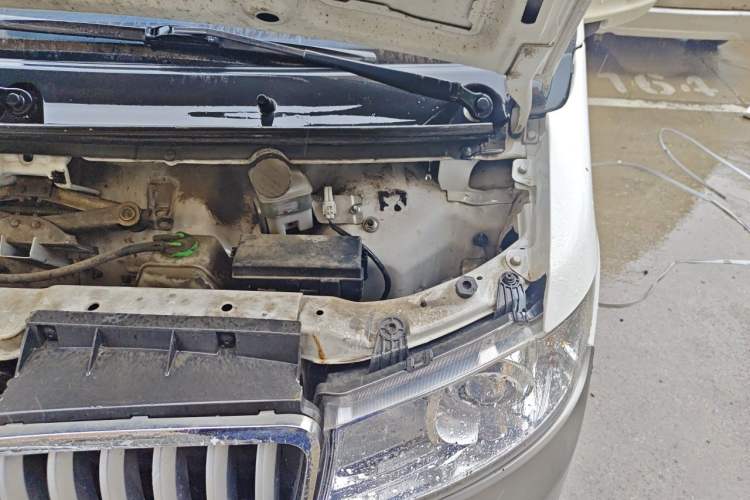 Used Jinbei New Hiace X30L CNG  Engine Bay Left