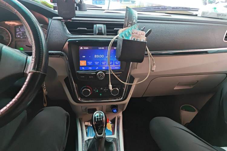 Used Jinbei New Hiace X30L CNG 2023 100L CNG Wealth Edition Van 2/5-Seater Air-Conditioned Model SWCC15M Audio And AC Panel
