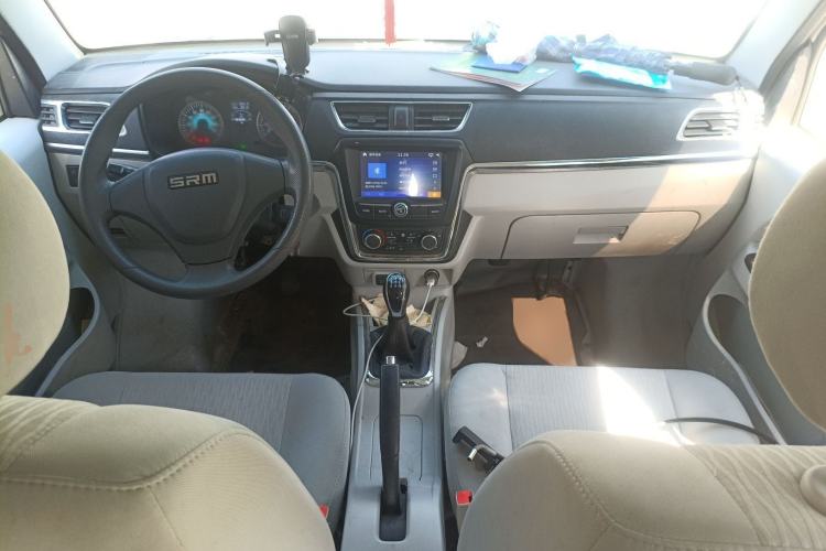 Used Jinbei New Hiace X30L CNG 2023 70L CNG Wealth Edition 6/7-seater Bus Non-Air-Conditioned Model SWCC15M Center Console