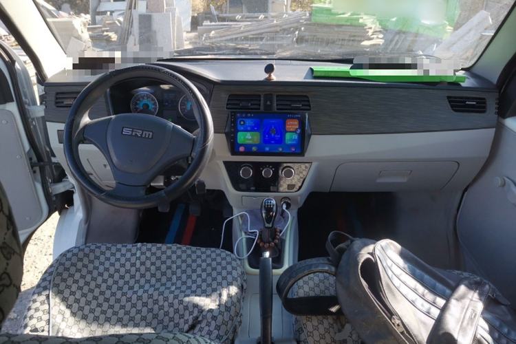Used Jinbei New Hiace X30L CNG 2023 70L CNG Wealth Edition 6/7-seater Bus Non-Air-Conditioned Model SWCC15M Center Console